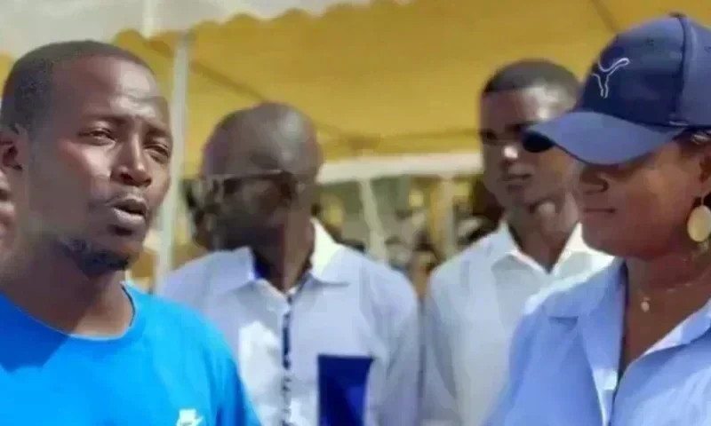 Abdou Lô, frère d’Ahmadou Al-Aminou Lô, devant son acte d’adhésion au PASTEF