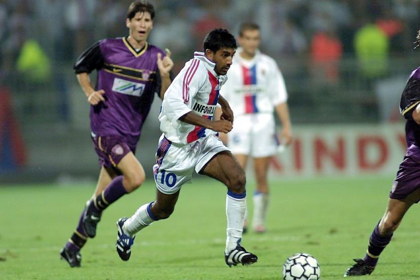 Vikash Dhorasoo en action avec l'OL contre Maribor en 1999