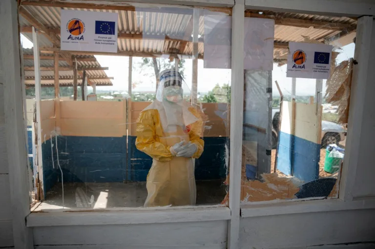 Soignant en combinaison de protection contre le virus Ébola en RDC