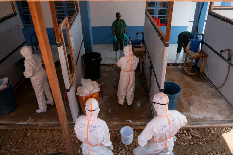 Soignants en première ligne contre Ebola en RDC