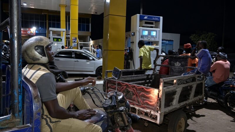 Au Niger le couvre-feu des stations-service aggrave la crise du carburant pour les automobilistes