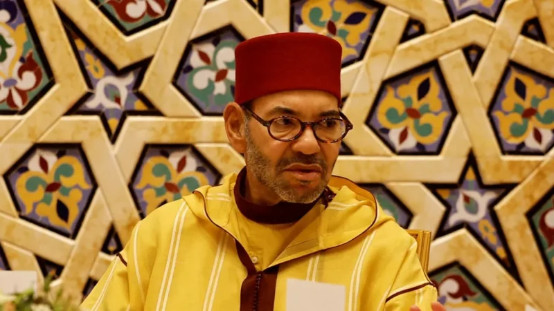 Rabat : Mohammed VI s&rsquo;avance canne en main, Moulay El Hassan déjà au centre des regards