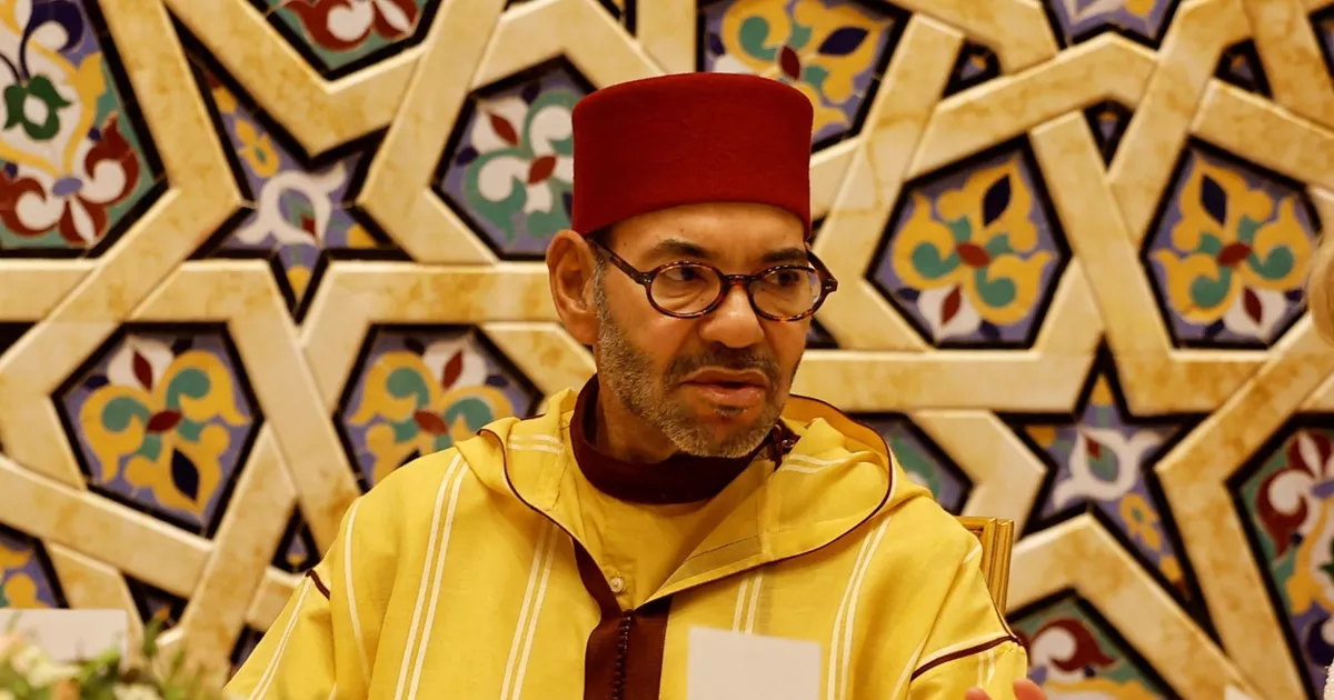 Rabat : Mohammed VI s&rsquo;avance canne en main, Moulay El Hassan déjà au centre des regards